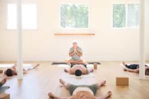 l'art et le yoga - integrating-meditation-into-daily-life-1024x683 