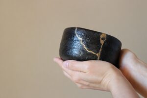 atelier kintsugi Paris mettant en valeur la beauté des fissures