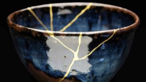 atelier kintsugi art japonais montrant une réparation dorée sur une céramique