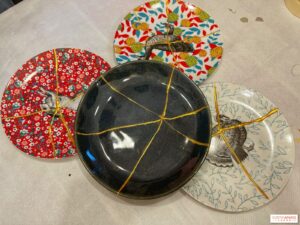 atelier kintsugi créatif illustrant la philosophie japonaise de l’imperfection sublimée