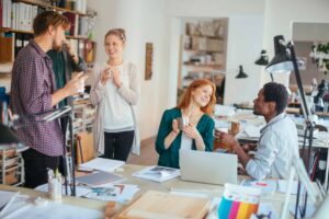 L'atelier en présentiel - Participants engagés dans un atelier en présentiel créatif