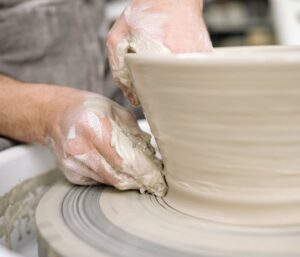 atelier de poterie pour débutants en couple dans un studio convivial