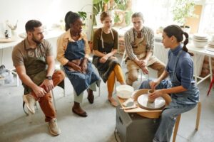 ateliers manuels pour adultes débutants autour d’une table conviviale