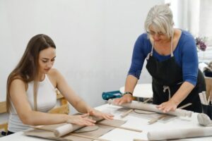 ateliers manuels pour adultes débutants autour d’une table conviviale --89