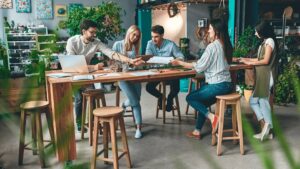 ateliers collaboratifs mettant en avant l’émulation collective et la créativité