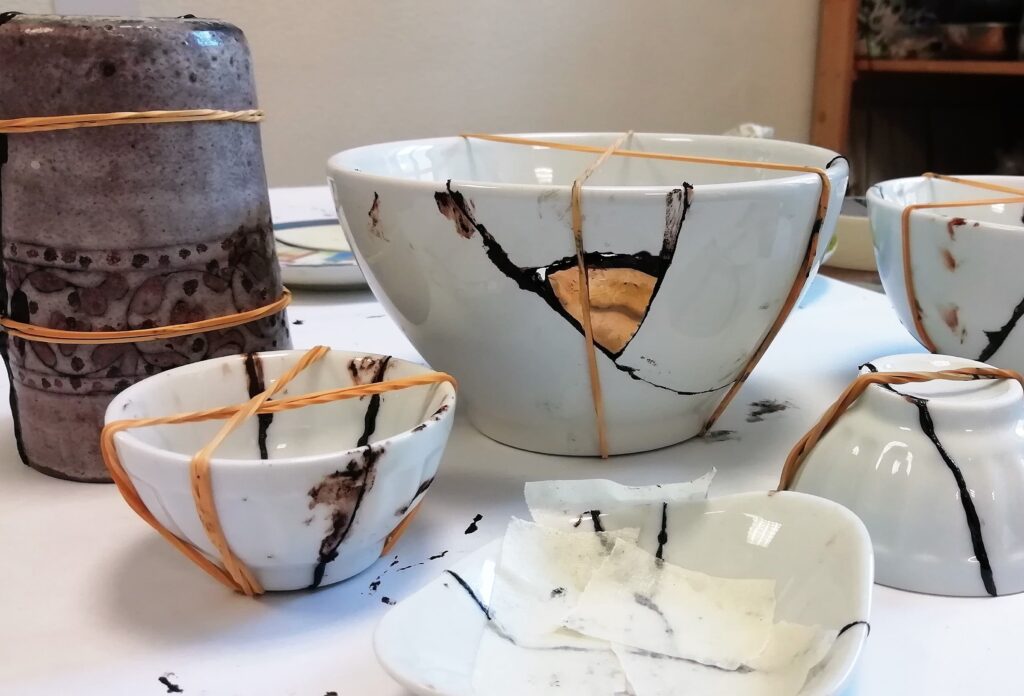 atelier kintsugi Paris mettant en valeur la beauté des fissures dorées