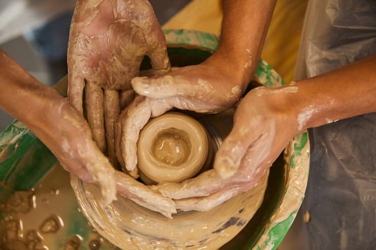 choisir son atelier modelage argile mains créativité